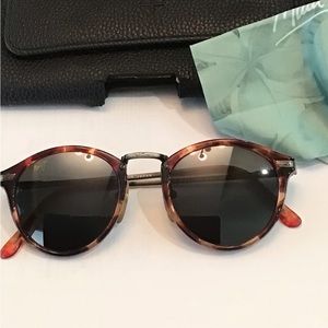 Maui Jim vintage women’s sunglasses! They are in perfect condition!glass lenses!